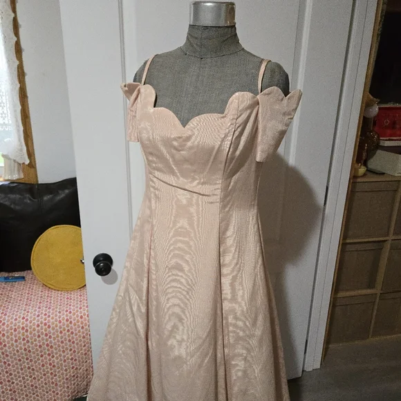 Vintage 1980s Karen Lucas NIKI Pink Off Shoulder Scalloped Formal Dress, SIZE 12 - Picture 3 of 16